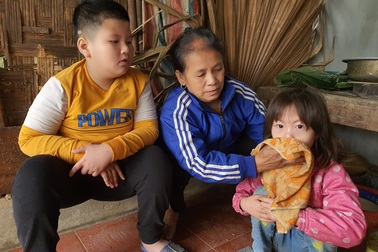 Nhói lòng cảnh 2 đứa trẻ teo não nương nhờ bà nội chăm sóc