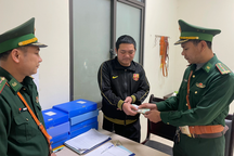 Thiếu tá biên phòng nhặt được chiếc ví tại cửa khẩu, trả cho người đánh rơi