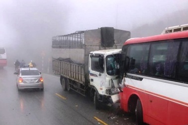 Hai ô tô khách chở học sinh, sinh viên Hà Nội đi du lịch gặp nạn