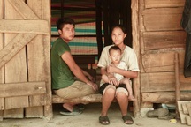 Xót xa chàng trai người Dao gồng gánh cả gia đình nghèo khó, bệnh tật