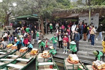 Hàng nghìn du khách trẩy hội Tràng An giữa đại dịch nCoV