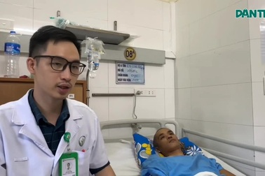 Ánh mắt khát sống của chàng trai đi phụ hồ nuôi mẹ ung thư