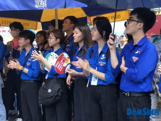 Sinh viên tình nguyện tại điểm thi Trường THPT Chu Văn An (Hà Nội).