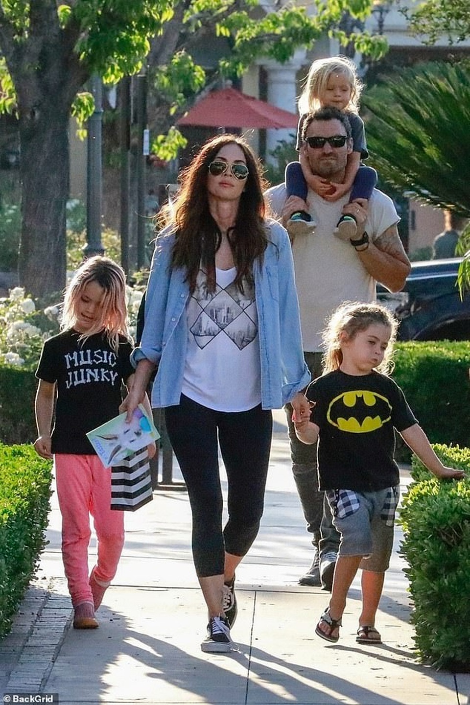 Megan Fox giản dị đưa con ra phố - 7 Megan Fox giản dị đưa con ra phố - 7