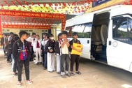 Trường thuê xe, cử giáo viên đưa 24 học sinh đi thi vào lớp 10