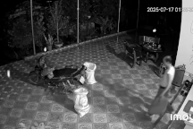 Xúc động lời nói dối của người cha đi xe máy xuyên đêm đến Hà Nội gặp con