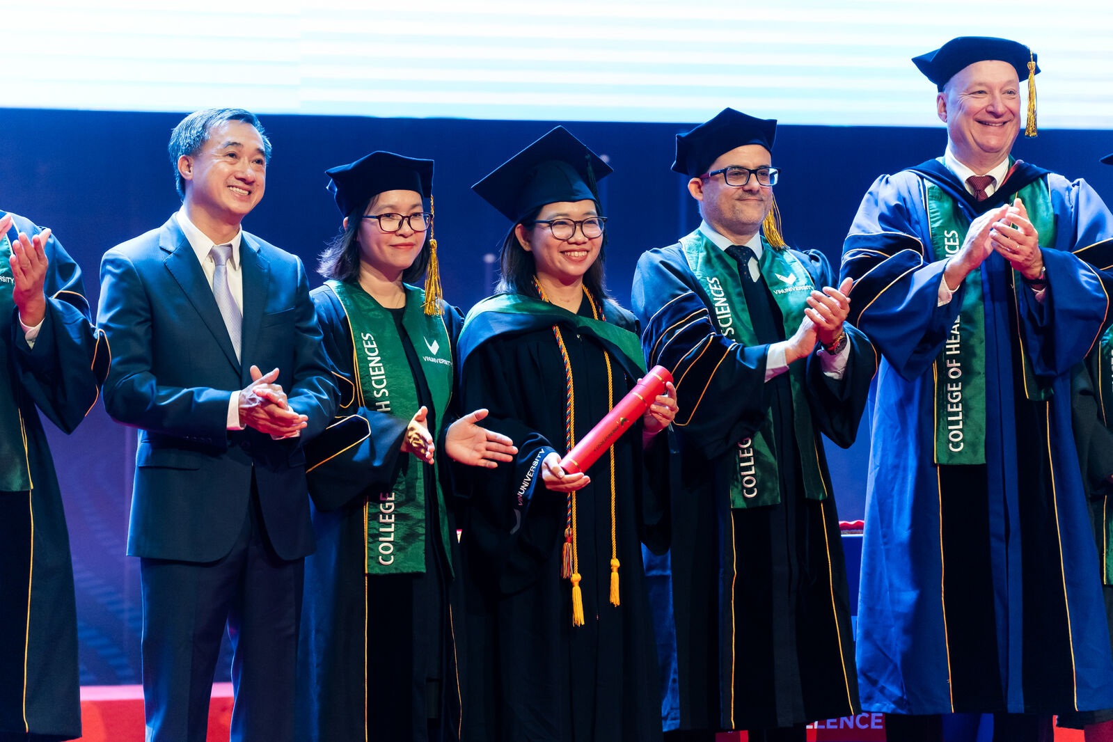 VinUni concedeu certificados de graduação à primeira turma de médicos residentes - 4 VinUni trao bằng tốt nghiệp cho khóa bác sĩ nội trú đầu tiên - 4