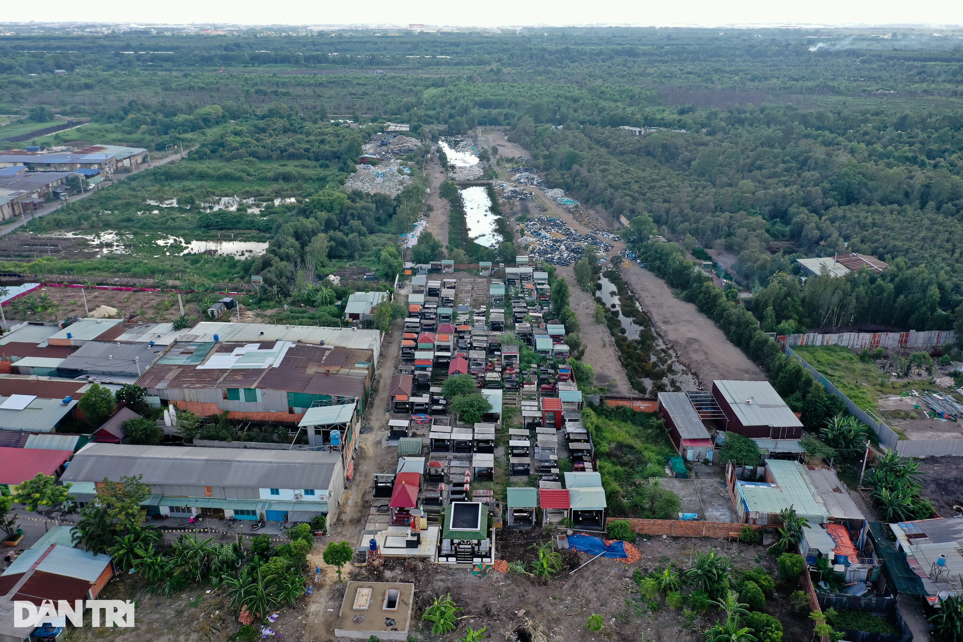 Gần trăm ngôi mộ tự phát tại một khu đất ở vùng ven TPHCM - 14 Gần trăm ngôi mộ tự phát tại một khu đất ở vùng ven TPHCM - 14