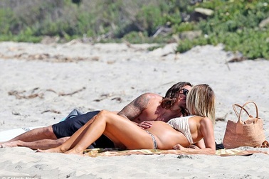 Sao truyền hình thực tế bế bụng bầu đi nghỉ mát cùng bạn trai