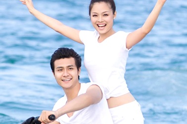 Siêu mẫu Vĩnh Thụy tung tăng bên “người cũ” của Lam Trường 