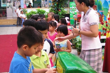 Trẻ mầm non tiếp cận với dự án khỏe và sạch