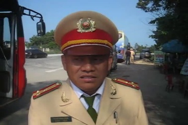 Thượng tá Phan Thanh Hồng – Phó phòng CSGT Công an Quảng Nam trao đổi với PV