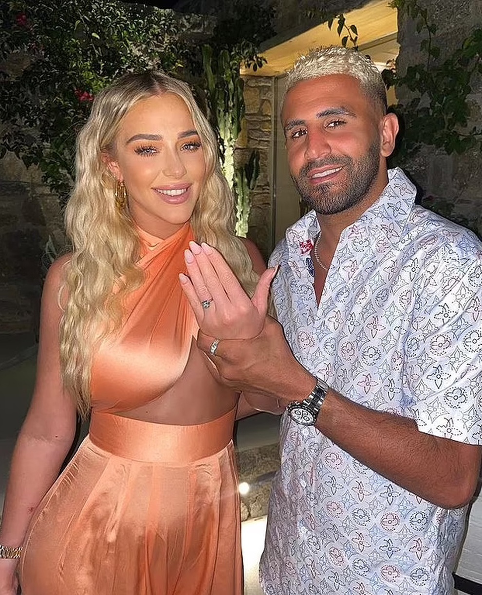 Người mẫu gợi cảm nhận nhẫn 600 nghìn USD từ sao bóng đá Riyad Mahrez - 1