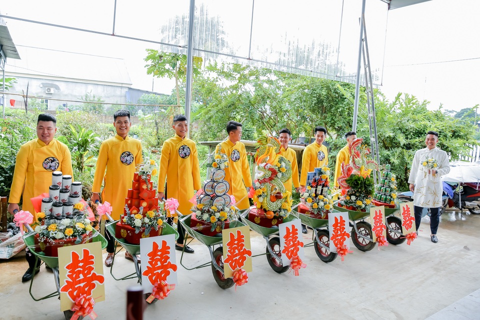 Dàn xe cút kít trong đám hỏi ở Thái Nguyên gây bão cộng đồng mạng - 2 Dàn xe cút kít trong đám hỏi ở Thái Nguyên gây bão cộng đồng mạng - 2