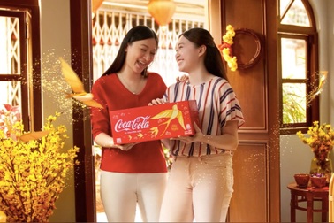 Mô hình "én khổng lồ" thu hút đông đảo bạn trẻ đến tham quan, check-in