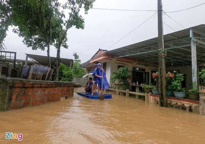 Biển Đông lại xuất hiện vùng áp thấp khi miền Trung đang hứng chịu lũ lớn - Ảnh 1.