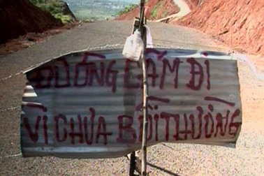 Dân lập rào chắn đường phản đối mức đền bù không thỏa đáng