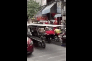 Xe chở tôn trần trên phố - "Máy chém" di động