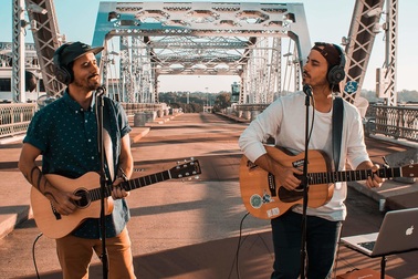 “Lịm tim” nghe hai chàng lãng tử nhóm The Moffatts hát nhạc trữ tình