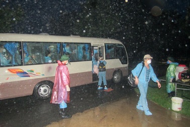 Bộ đội trắng đêm đón công dân từ Mỹ về cách ly