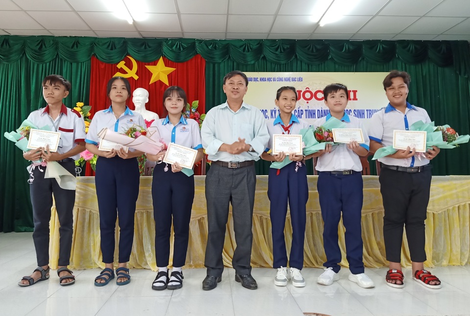 Học sinh lớp 8 bắt mạch sự thờ ơ của học sinh đối với di tích - 2 Học sinh lớp 8 bắt mạch sự thờ ơ của học sinh đối với di tích - 2