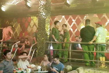 Cảnh sát “đột kích” quán bar, dân chơi ném ma túy phi tang