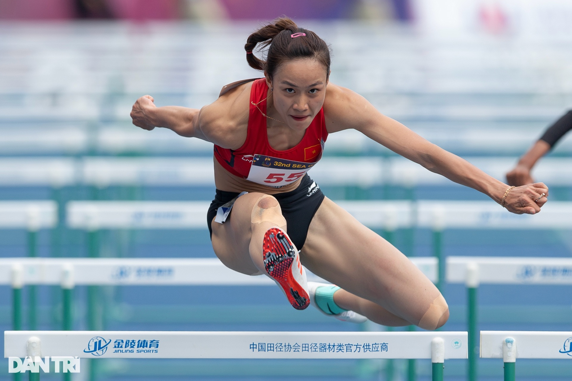 Khoảnh khắc hoa khôi điền kinh bật khóc trong lần đầu giành HCV SEA Games - 2 Khoảnh khắc hoa khôi điền kinh bật khóc trong lần đầu giành HCV SEA Games - 2