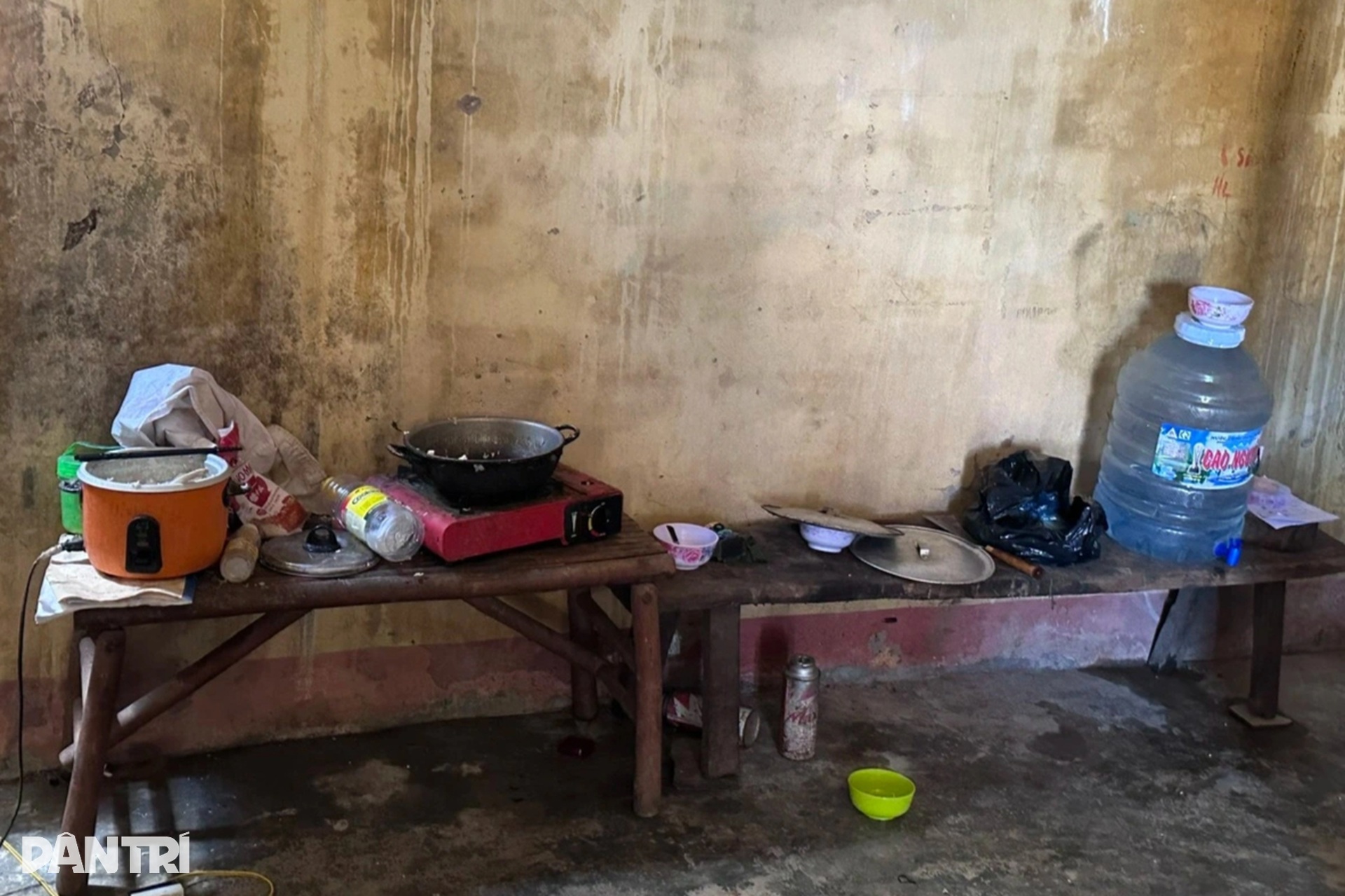 20 học sinh tự sống với nhau ở khu nhà hoang, bữa cơm chỉ cá khô và mì tôm - 9