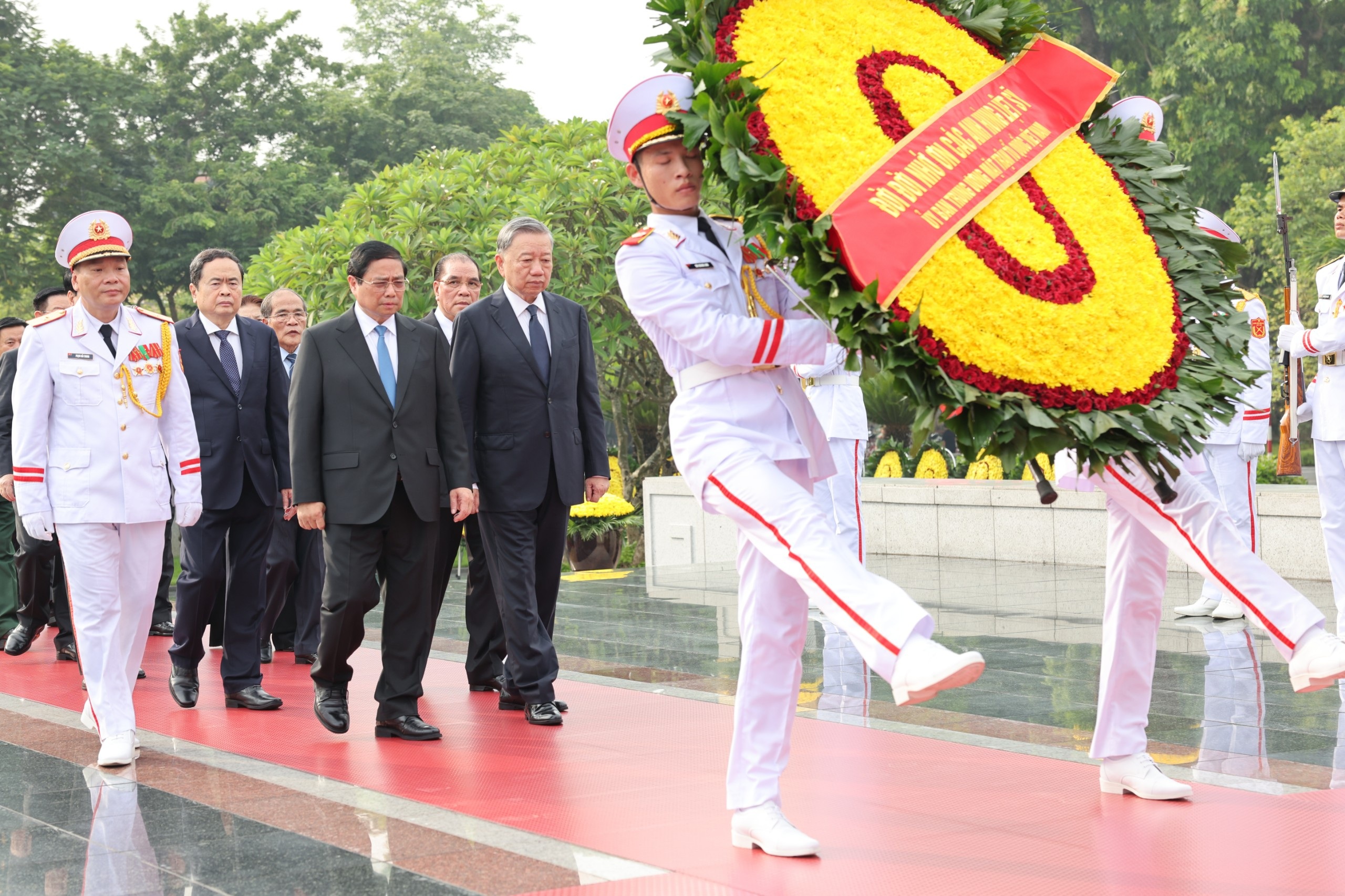 View - Lãnh đạo Đảng, Nhà nước viếng Chủ tịch Hồ Chí Minh và các Anh hùng liệt sĩ | Báo Dân trí