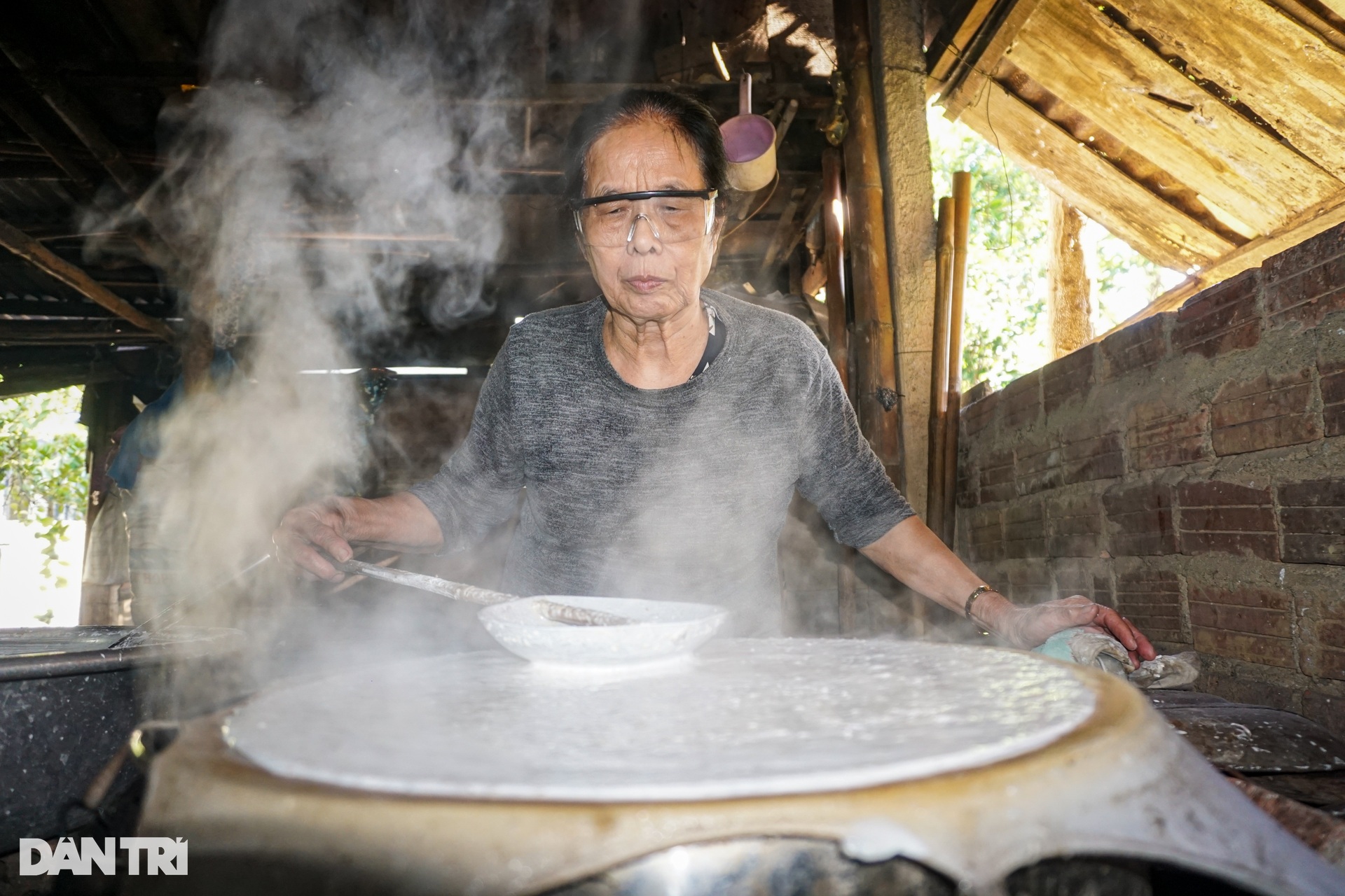 Ngày đêm làm thứ bánh trứ danh, ra lò bao nhiêu bán hết bấy nhiêu - 2