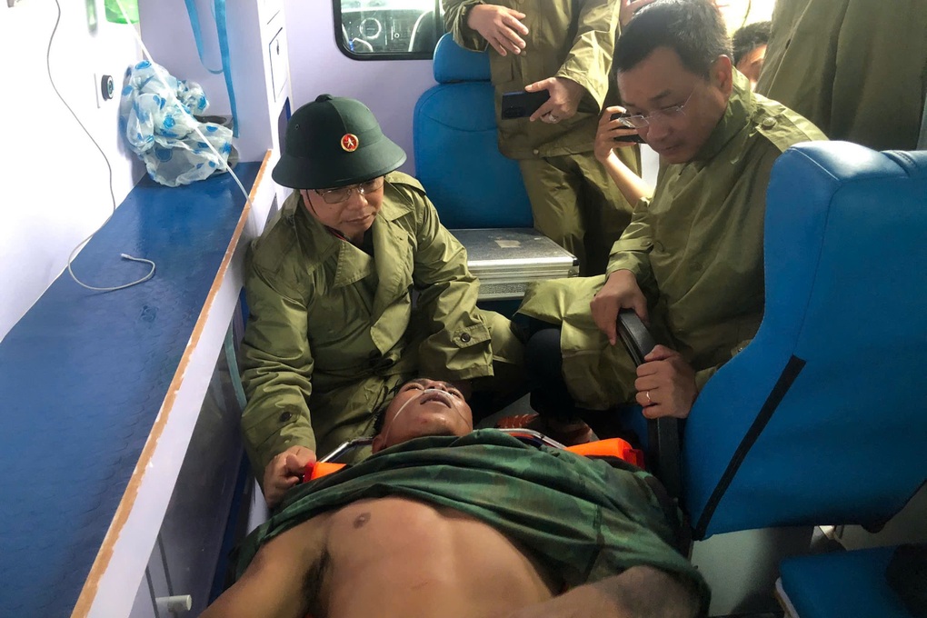 Vụ 2 tàu cá chìm trên biển: Ngư dân ôm phao giành giật sự sống giữa biển - 1 Vụ 2 tàu cá chìm trên biển: Ngư dân ôm phao giành giật sự sống giữa biển - 1