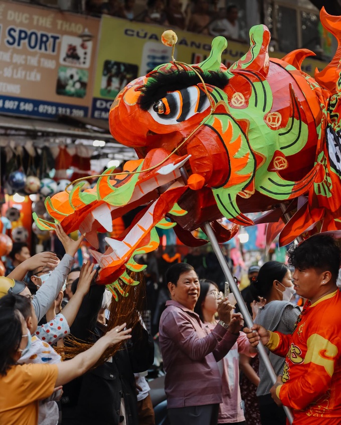 Rực rỡ sắc màu vui tết Nguyên tiêu tại TP Hồ Chí Minh - 14