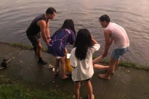 Cán bộ phường ở Bắc Ninh lao xuống hồ cứu cô gái lúc 5h sáng