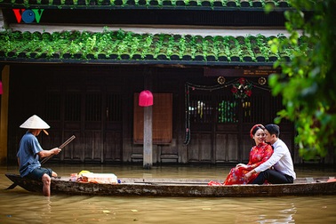 Bộ ảnh cưới đẹp ngỡ ngàng chụp trong mùa lũ Hội An