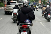 Nam thanh niên bị phạt 5 triệu đồng vì che, dán biển số