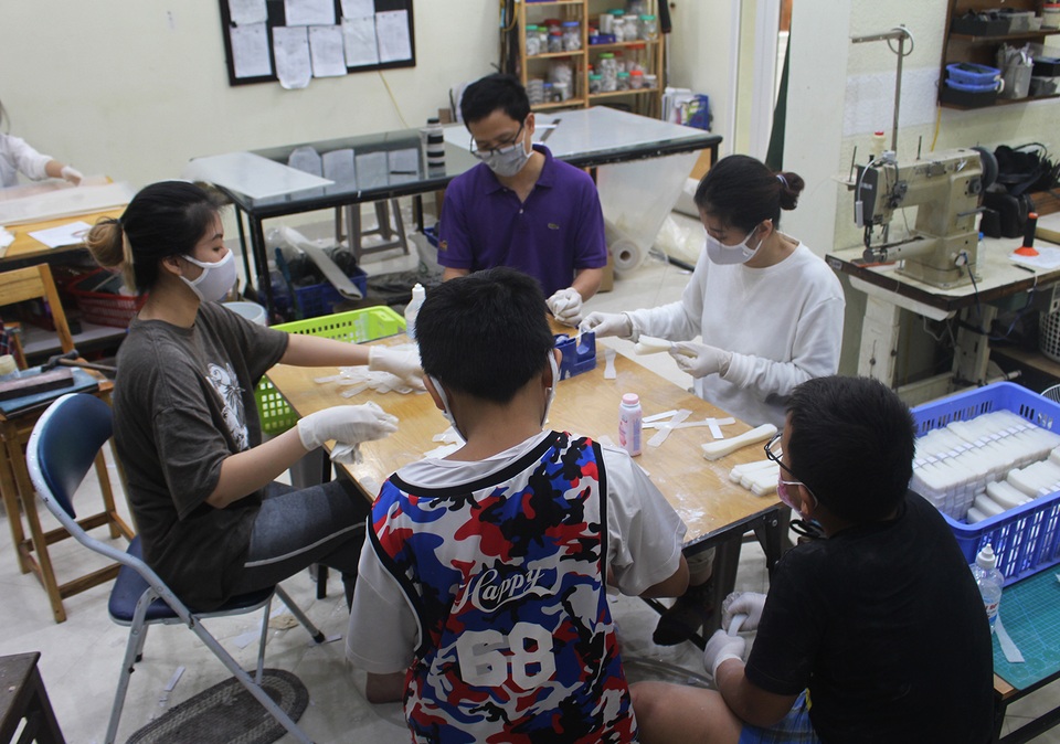 Làm 6000 “tai giả” giúp y, bác sĩ giảm đau, nhức vì đeo khẩu trang liên tục - 5 Làm 6000 “tai giả” giúp y, bác sĩ giảm đau, nhức vì đeo khẩu trang liên tục - 5