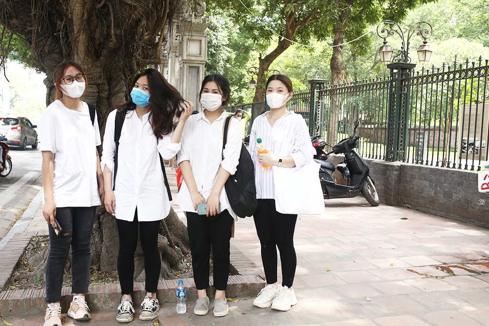 Thí sinh thi tốt nghiệp đặt lễ ngoài đường, vái vọng cầu may trước Văn Miếu - 11 Thí sinh thi tốt nghiệp đặt lễ ngoài đường, vái vọng cầu may trước Văn Miếu - 11