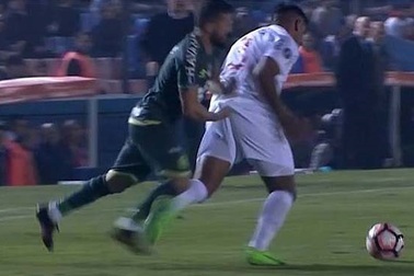 Cầu thủ bị đuổi vì… hành vi đáng xấu hổ với đối thủ