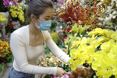 Cô gái 9X xinh đẹp bán hoa giả ngày Tết thu nhập hơn nửa tỷ đồng