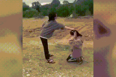 Nữ sinh túm tóc, tát vào mặt rồi bắt bạn quỳ chui qua 2 chân