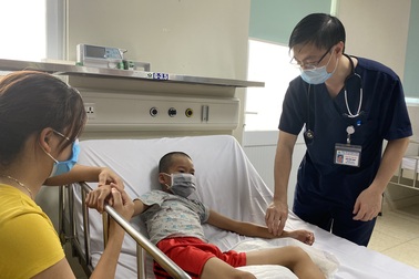 Trẻ sốt, đau đầu, nôn, cha mẹ cần cảnh giác với viêm não