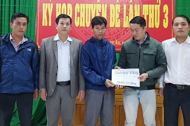 Gia đình sản phụ bị lũ cuốn tử vong được bạn đọc giúp đỡ 500 triệu đồng