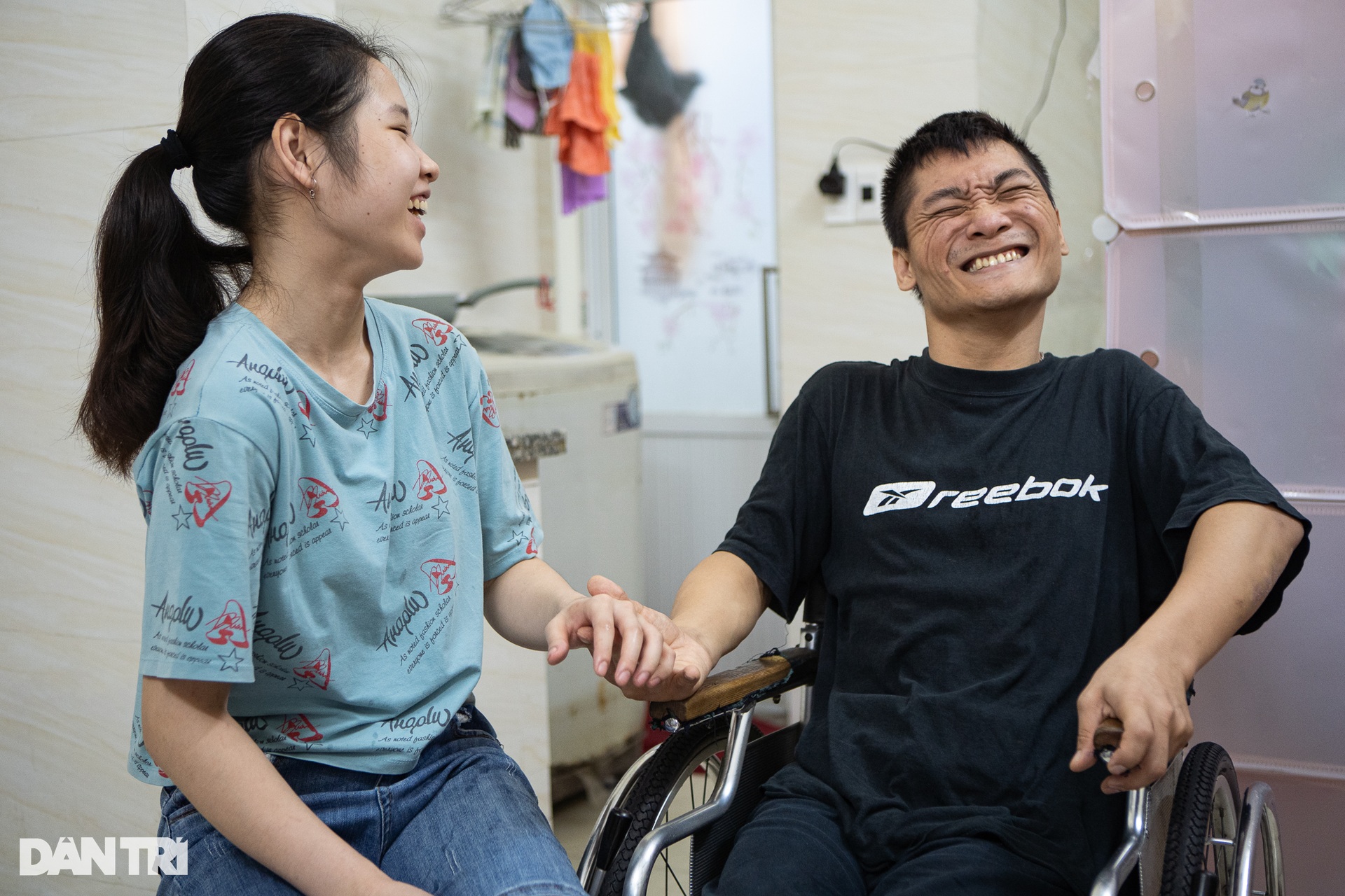 Chuyện tình của chàng trai bại não và cô gái khiếm thị ở Hà Nội - 8 Chuyện tình của chàng trai bại não và cô gái khiếm thị ở Hà Nội - 8