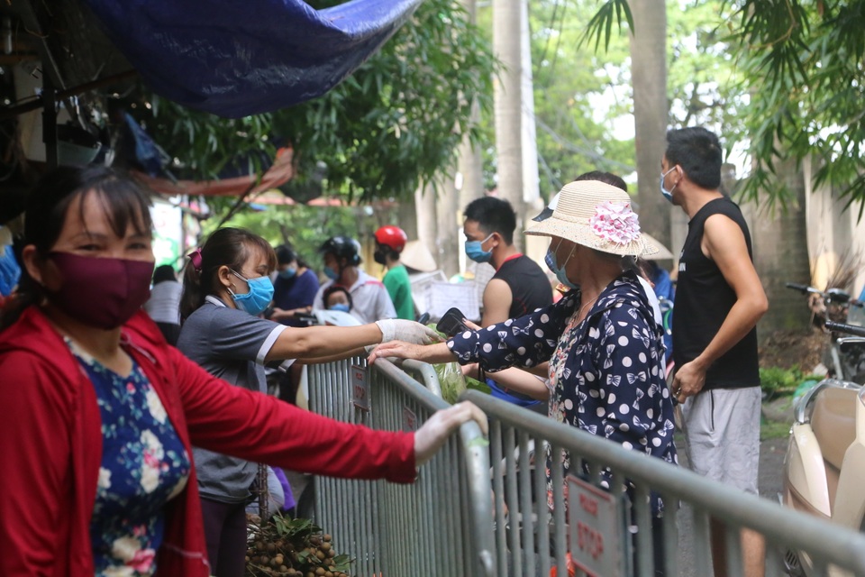 “Phố chợ” Hà Nội lập chốt nhắc nhở, tặng khẩu trang người dân - 8 “Phố chợ” Hà Nội lập chốt nhắc nhở, tặng khẩu trang người dân - 8