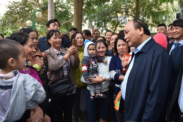 Thủ tướng đến thăm người dân khu chung cư thu nhập thấp