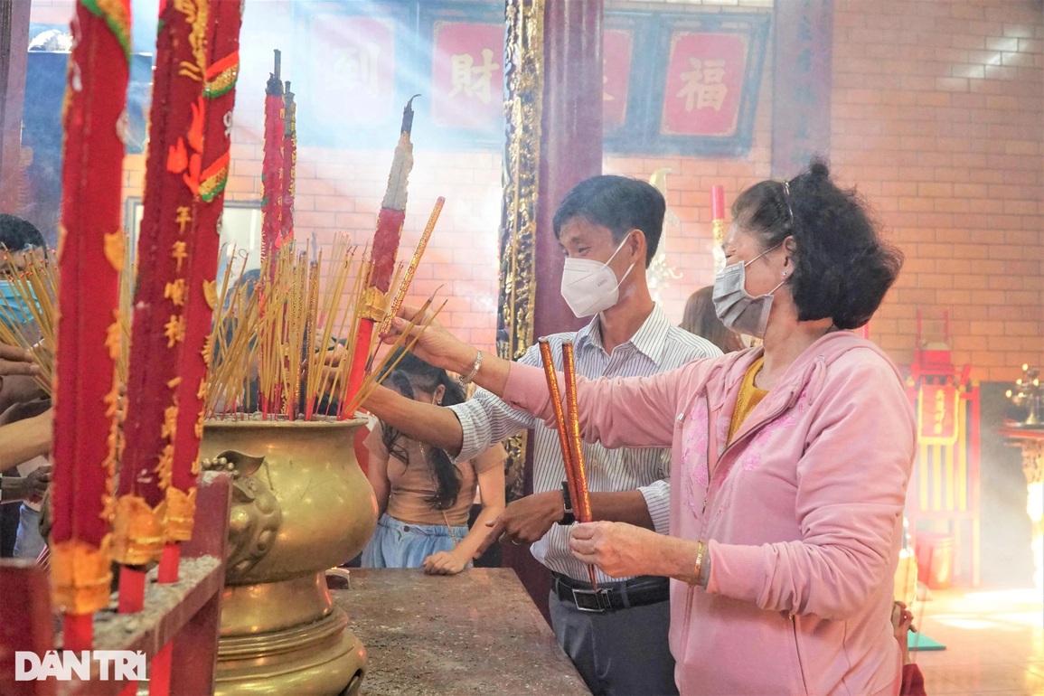Mùng một Tết người dân Tây Đô nô nức du xuân, lễ chùa - 6 Mùng một Tết người dân Tây Đô nô nức du xuân, lễ chùa - 6