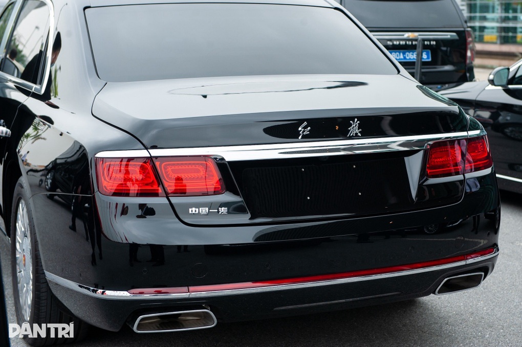 Cận cảnh xe limousine chở Chủ tịch Trung Quốc trong chuyến thăm Việt Nam - 7 Cận cảnh xe limousine chở Chủ tịch Trung Quốc trong chuyến thăm Việt Nam - 7