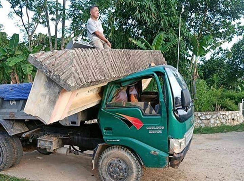 Xe ben “cõng bay” cổng làng - 2