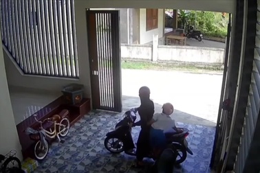 Bật cười với tình huống mẹ “để quên” con ở nhà