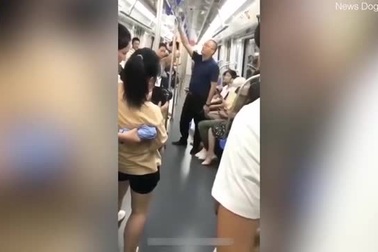 Người đàn ông nhường ghế để giải cứu cô gái bị quay lén dưới váy